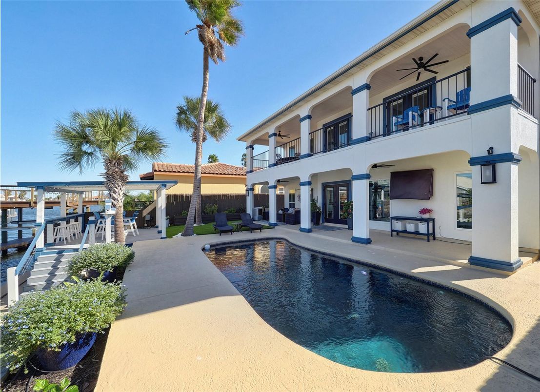 Exterior, Pool, Water
