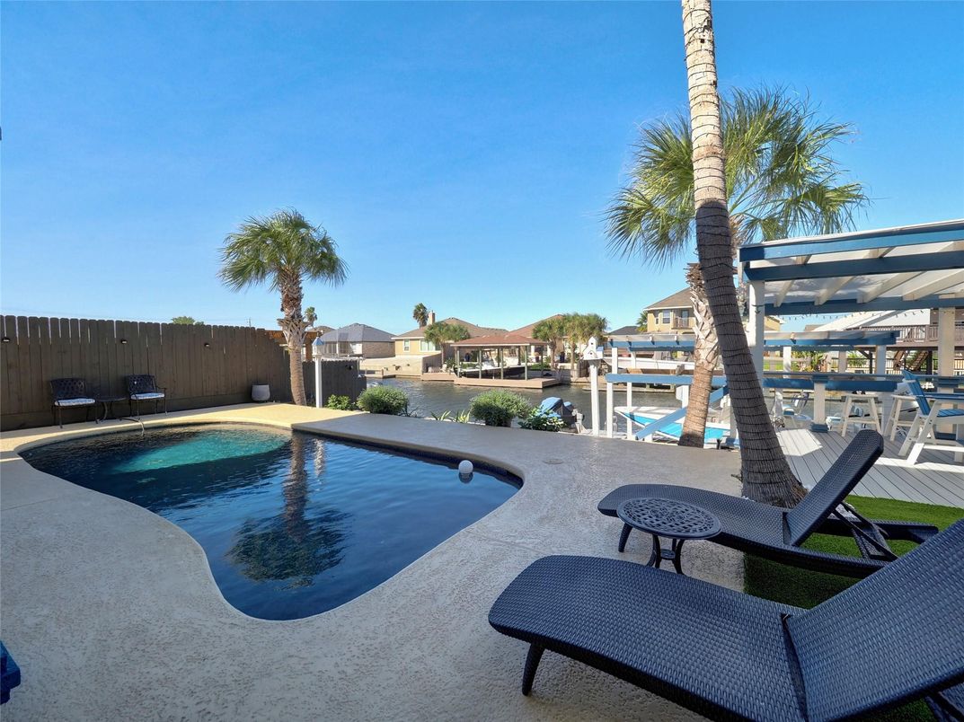 Exterior, Pool, Water