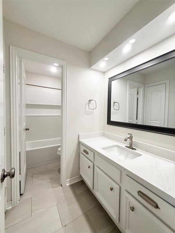 Bathroom, Dual Sink Vanities, Interior, Recessed Lighting