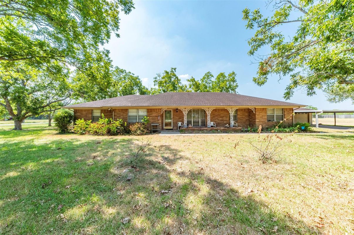 Backyard, Exterior, Facade, Brick Facade, Ranch