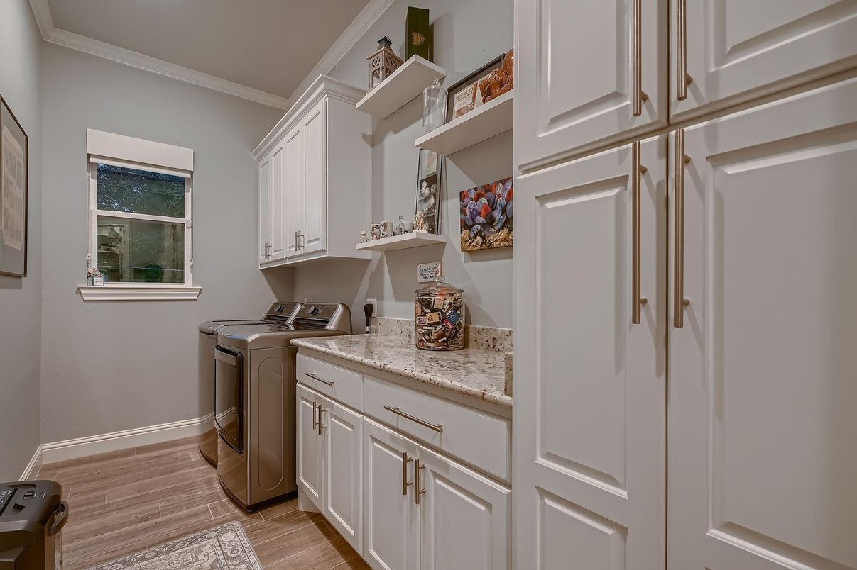 Interior, Washer, Wood Texture Flooring