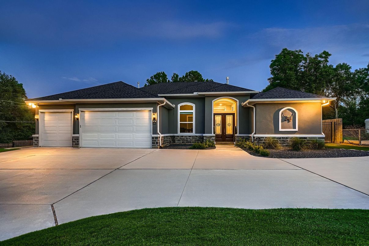 Attached, Exterior, Facade, Ranch
