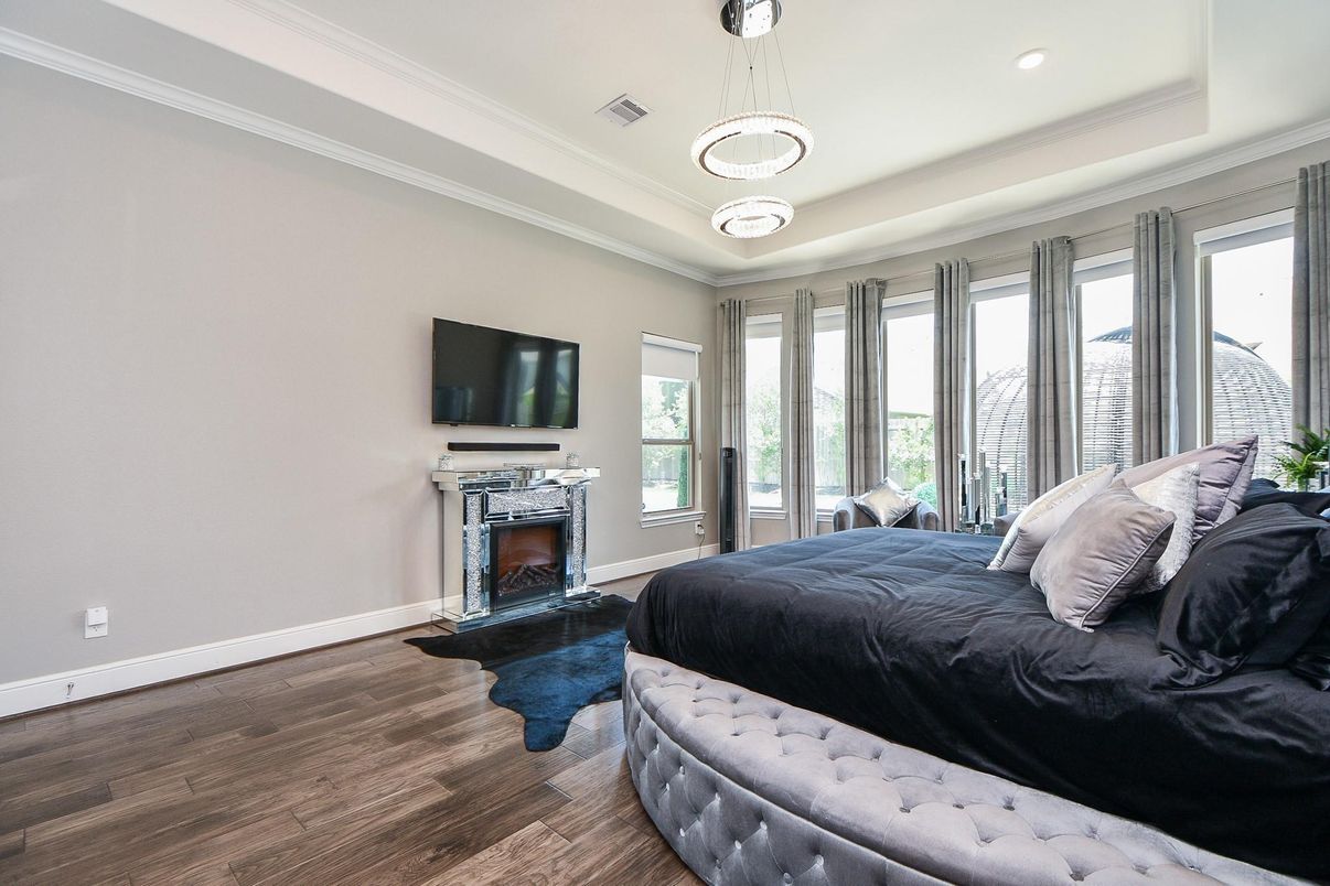 Bedroom, Fireplace, Interior, Pendant Lights, Recessed Lighting, Wood Texture Flooring