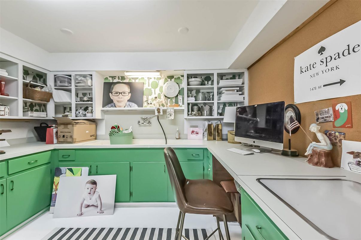 Home Office, Interior