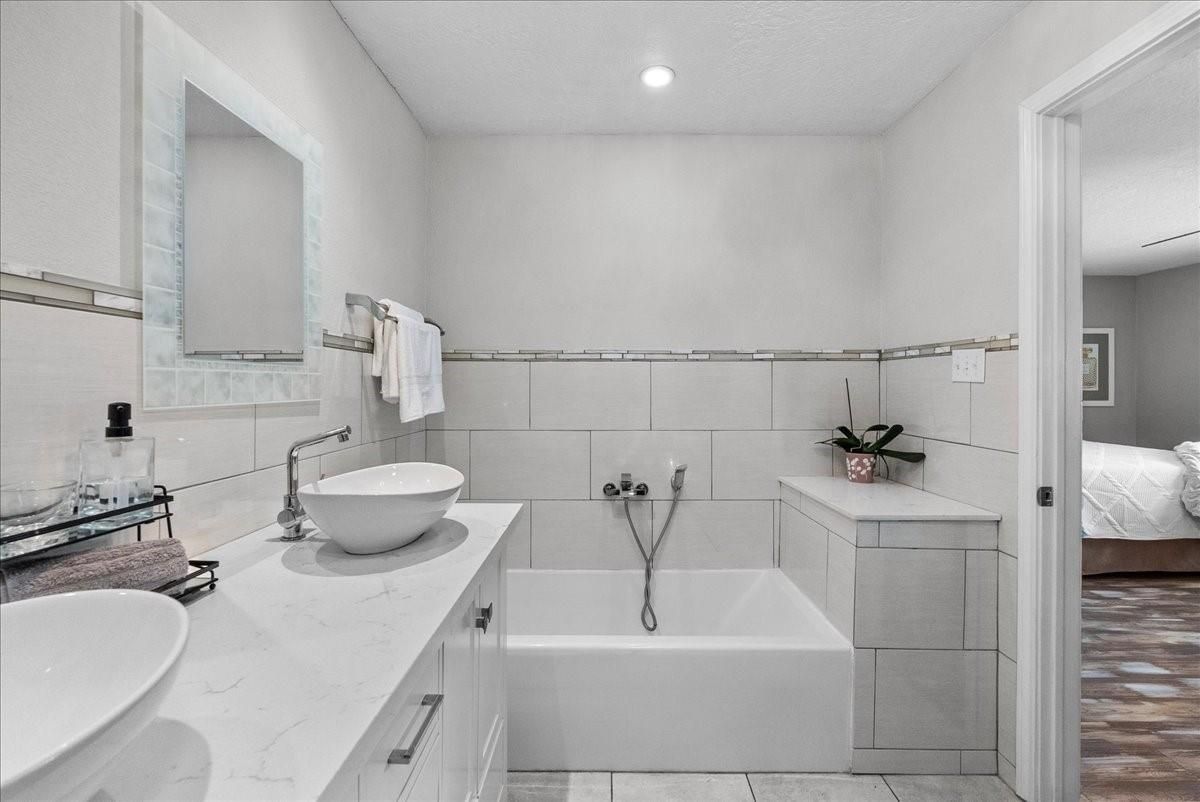 Bathroom, Dual Sink Vanities, Interior, Recessed Lighting