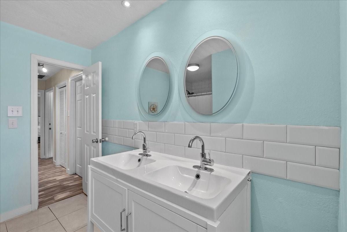 Bathroom, Dual Sink Vanities, Interior, Recessed Lighting