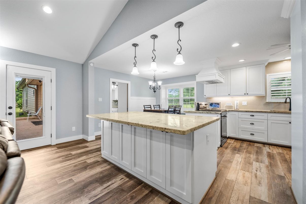 Chandelier, Dining room, Interior, Kitchen, Pendant Lights, Recessed Lighting, Wood Texture Flooring