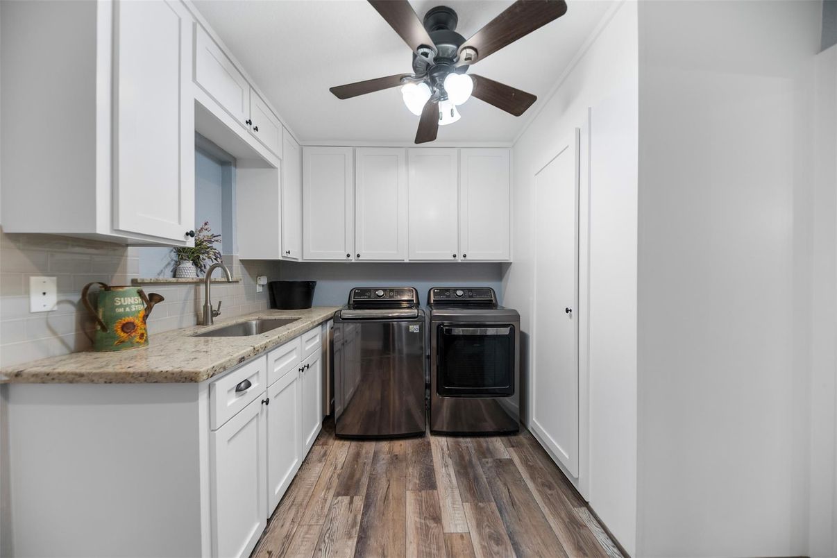 Interior, Kitchen, Washer, Wood Texture Flooring