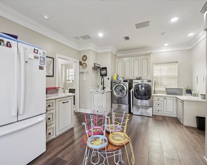 Interior, Recessed Lighting, Washer, Wood Texture Flooring