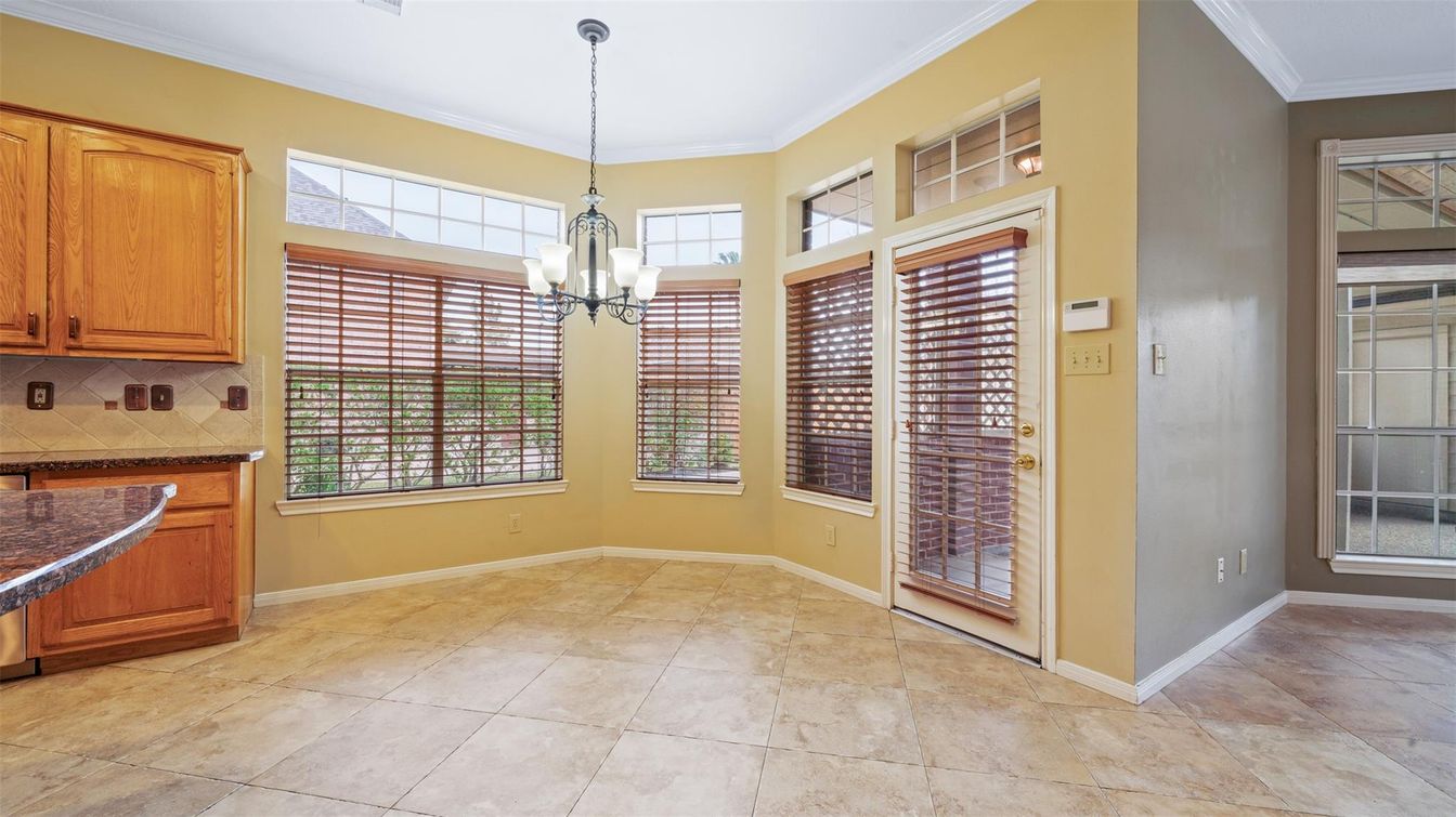 Empty room, Interior, Pendant Lights