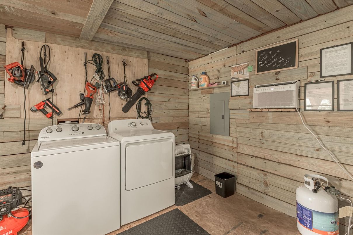 Interior, Washer, Wooden Ceilings, Wooden Walls