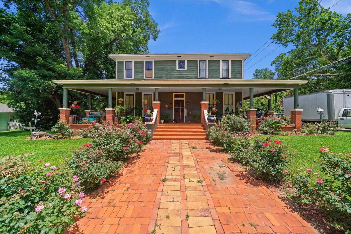 Exterior, Facade, American Foursquare
