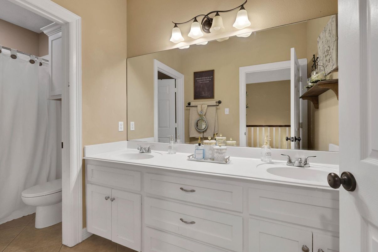 Bathroom, Dual Sink Vanities, Interior