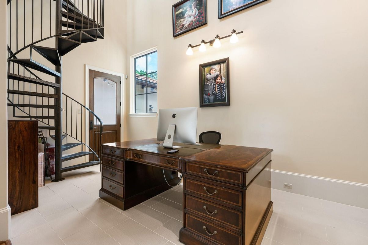 Home Office, Interior
