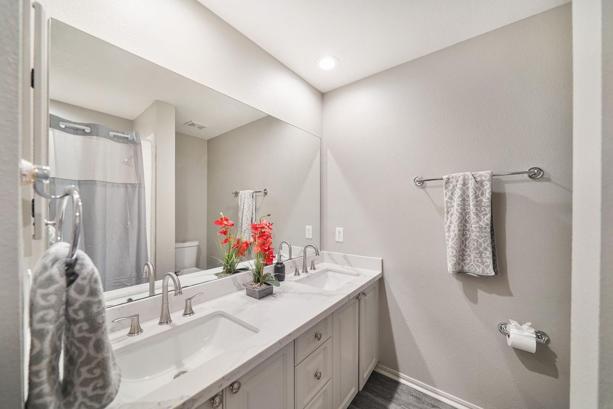 Bathroom, Dual Sink Vanities, Interior, Recessed Lighting