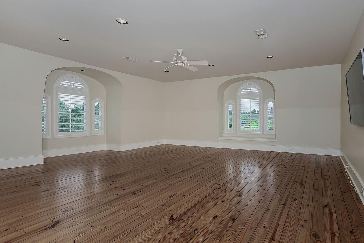 Empty room, Interior, Recessed Lighting, Wood Texture Flooring