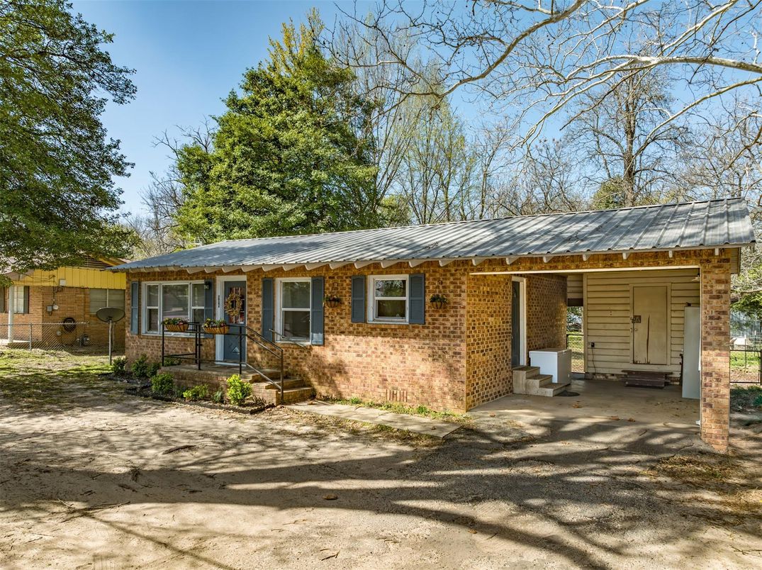 Exterior, Facade, Brick Facade, Ranch