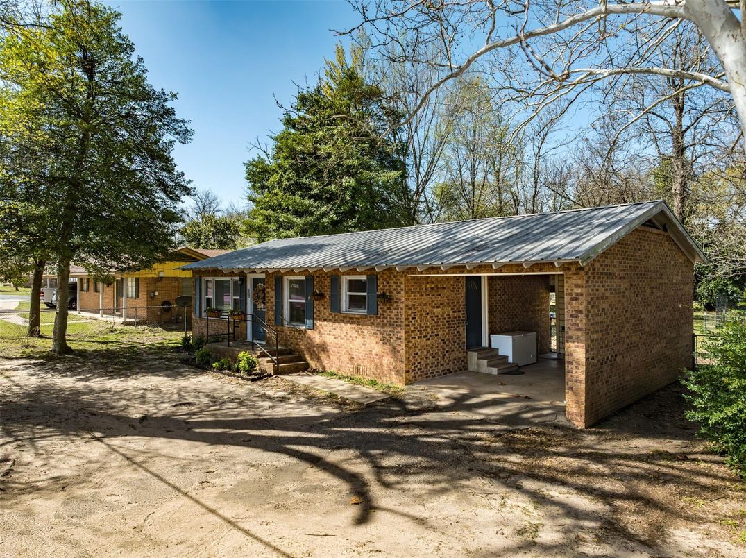 Exterior, Facade, Brick Facade, Ranch