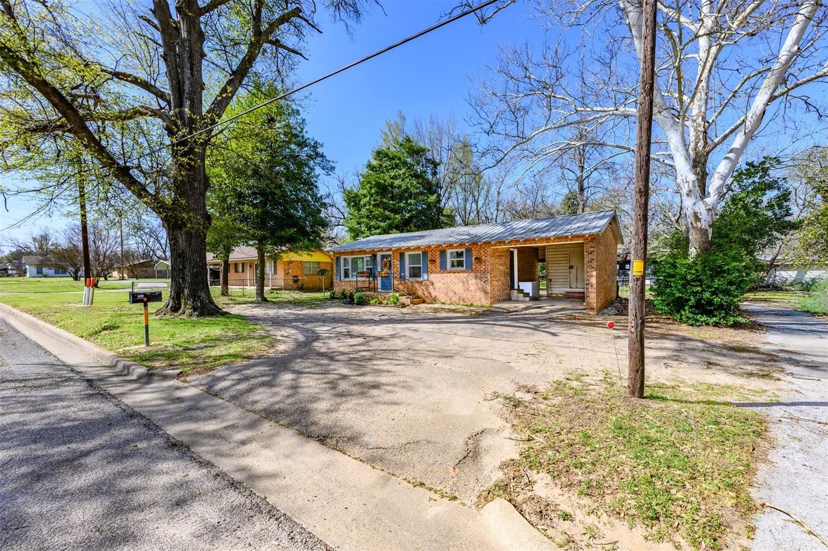 Exterior, Facade, Brick Facade, Ranch