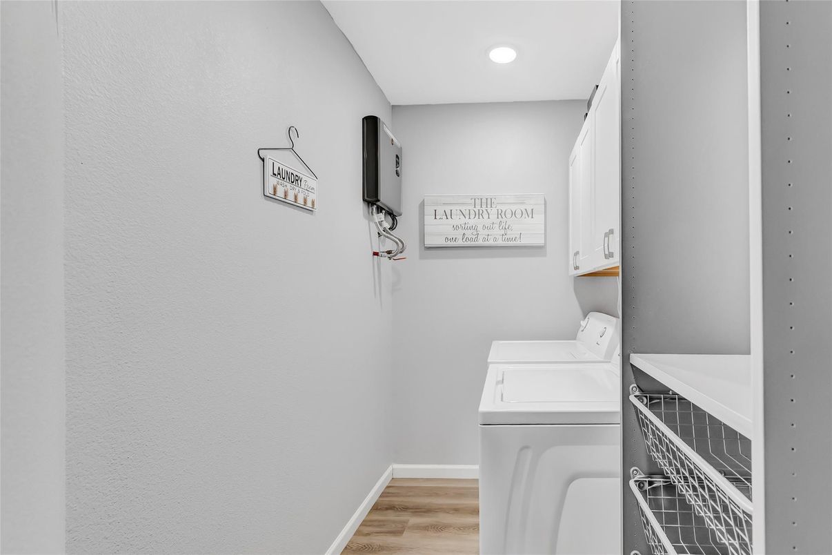 Interior, Recessed Lighting, Washer, Wood Texture Flooring
