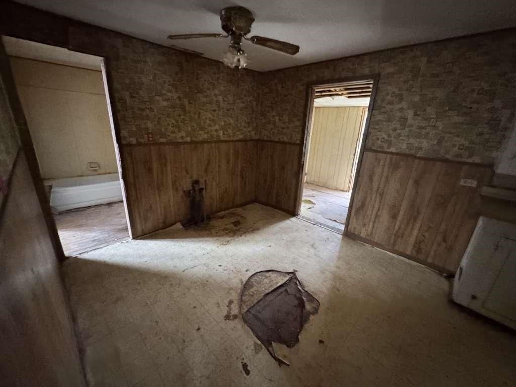 Empty room, Interior