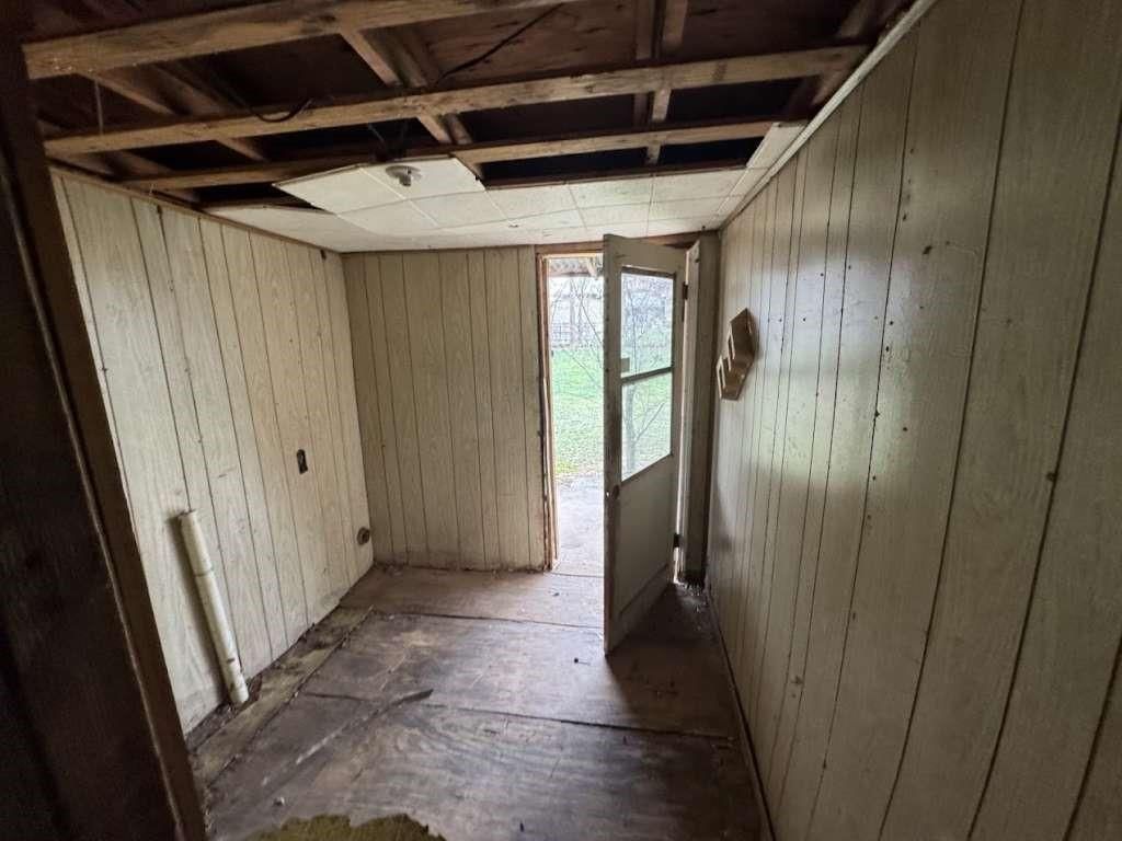 Empty room, Interior, Wooden Beams, Wooden Walls