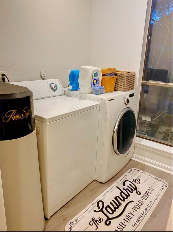 Interior, Washer, Wood Texture Flooring