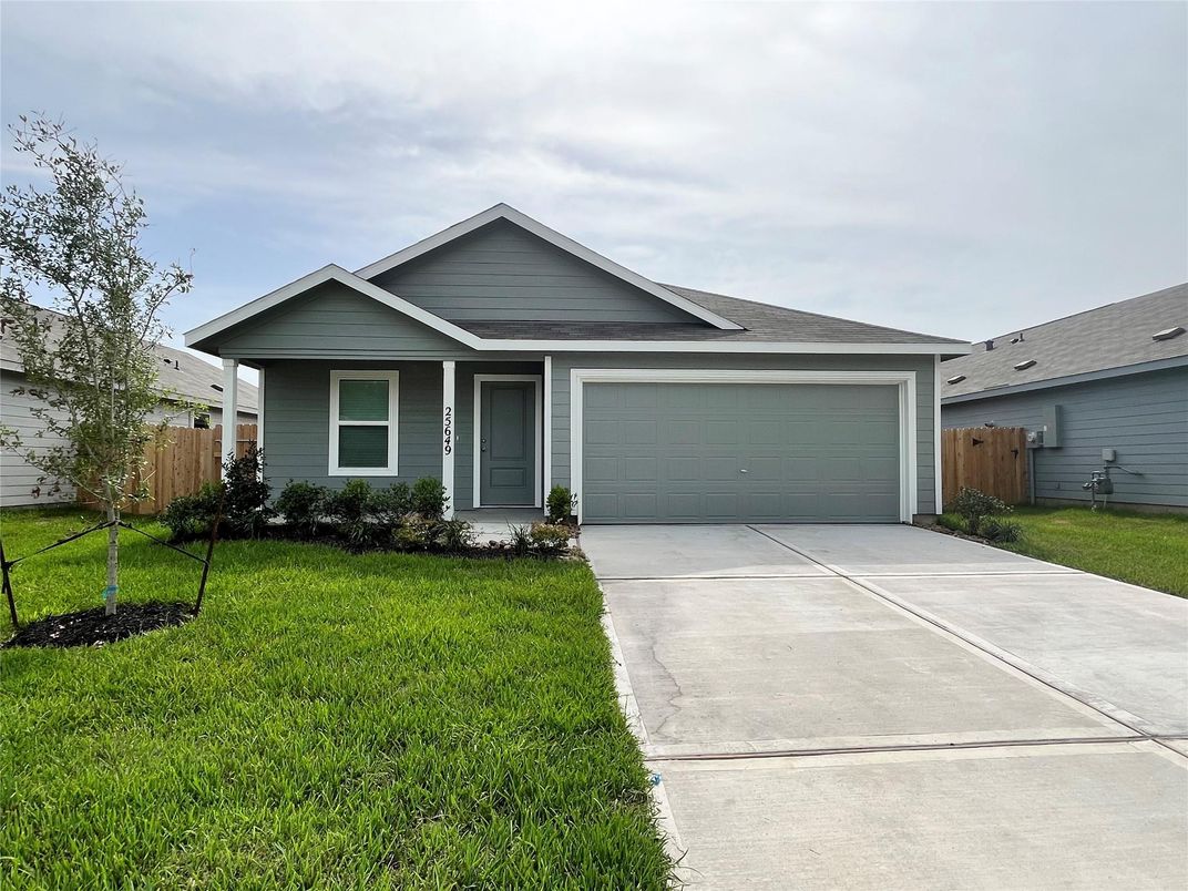 Attached, Exterior, Facade, Ranch