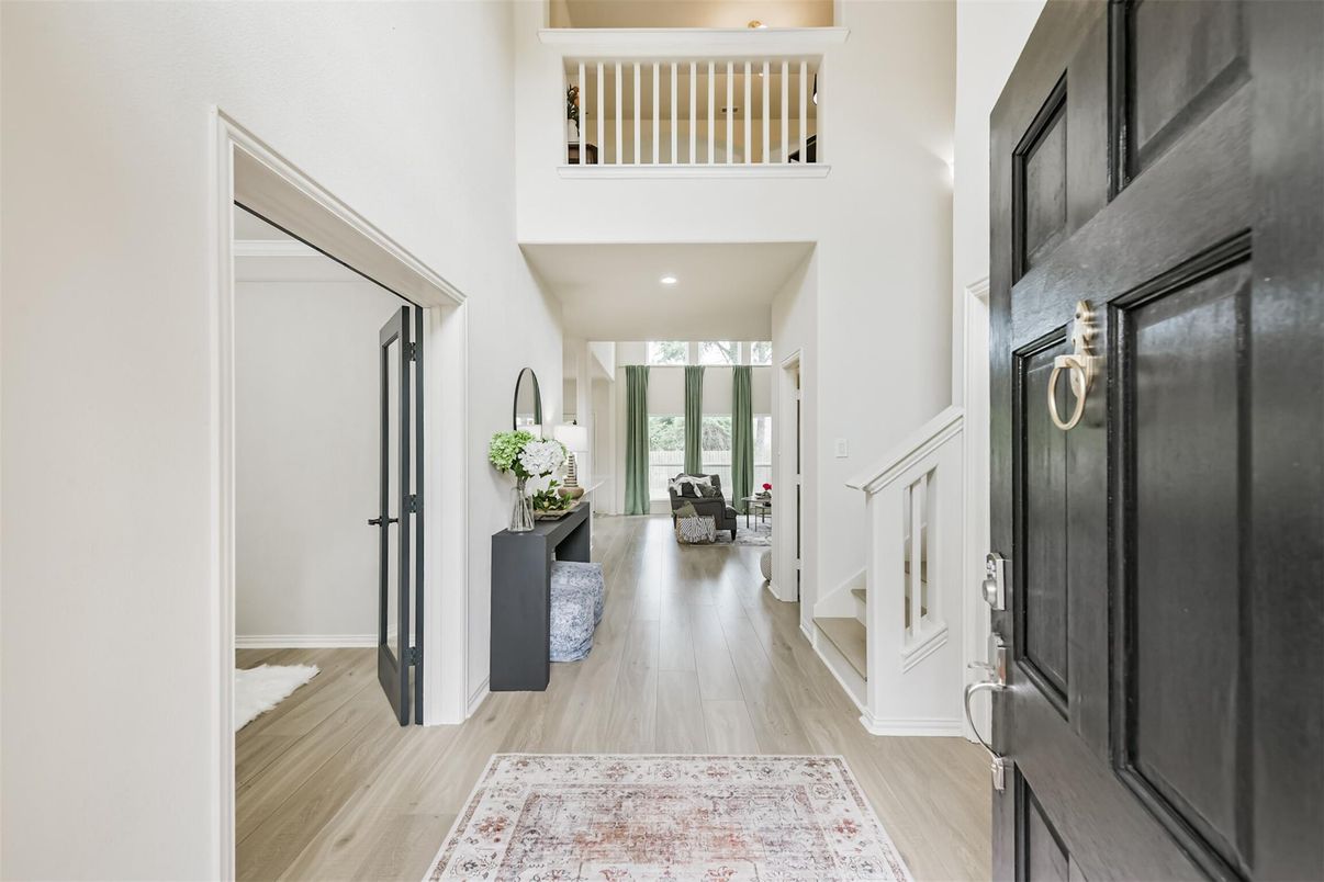 Interior, Recessed Lighting, Washer, Wood Texture Flooring