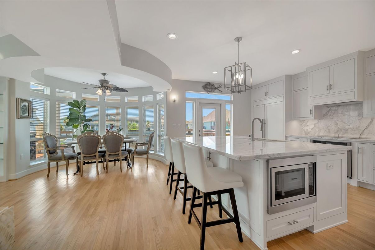 Dining room, Interior, Kitchen, Pendant Lights, Recessed Lighting, Wood Texture Flooring