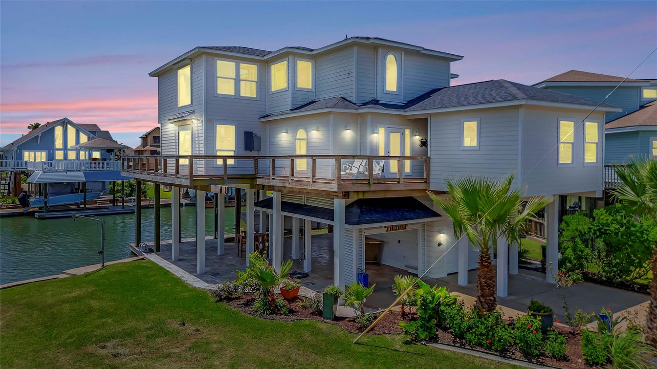 Attached, Exterior, Facade, Water, Modern