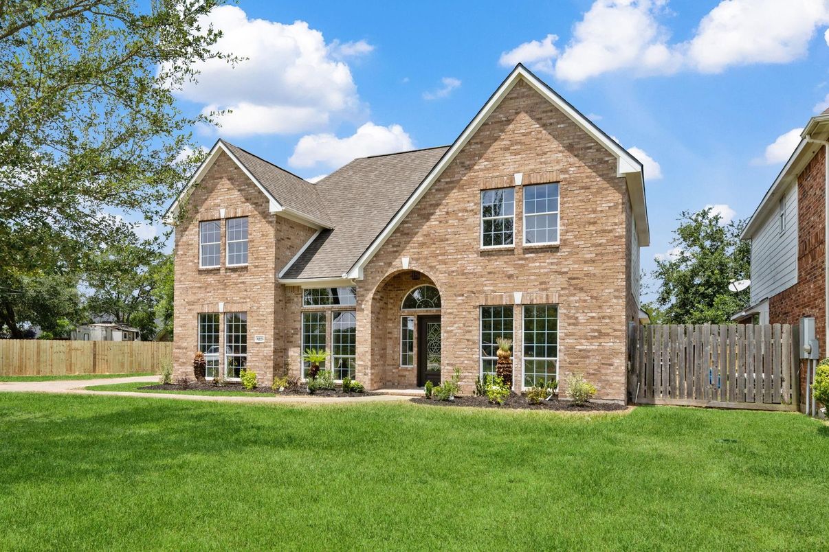 Exterior, Facade, Brick Facade, Brick Traditional