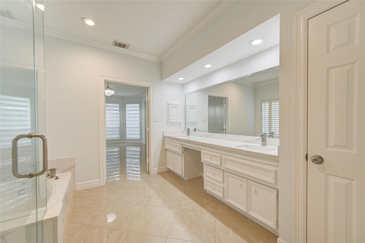 Bathroom, Dual Sink Vanities, Interior, Recessed Lighting