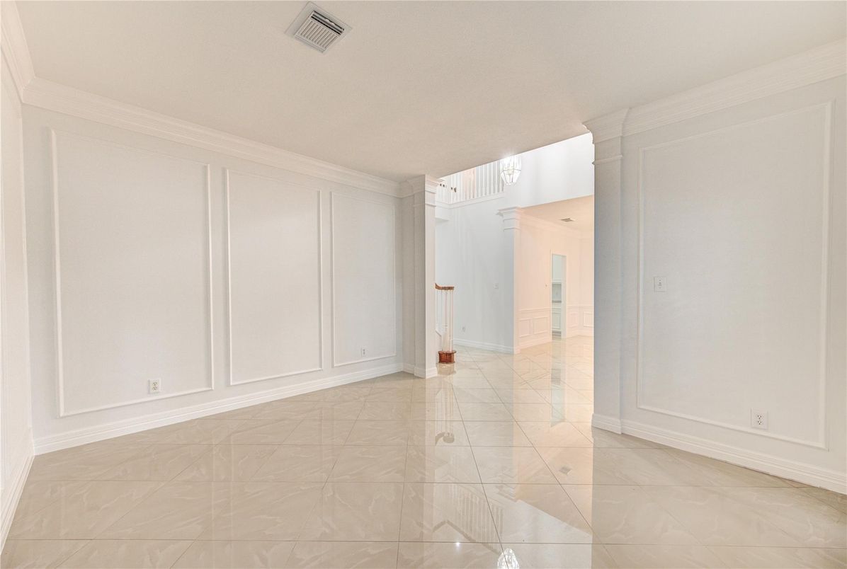 Empty room, Interior