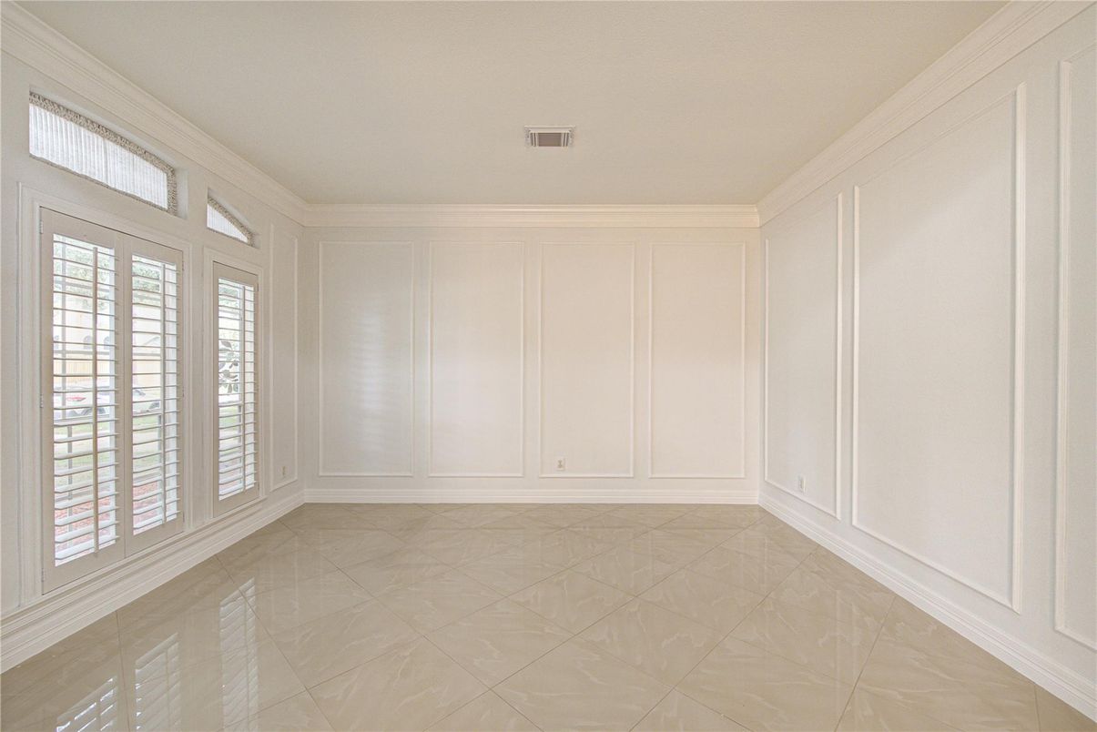 Empty room, Interior