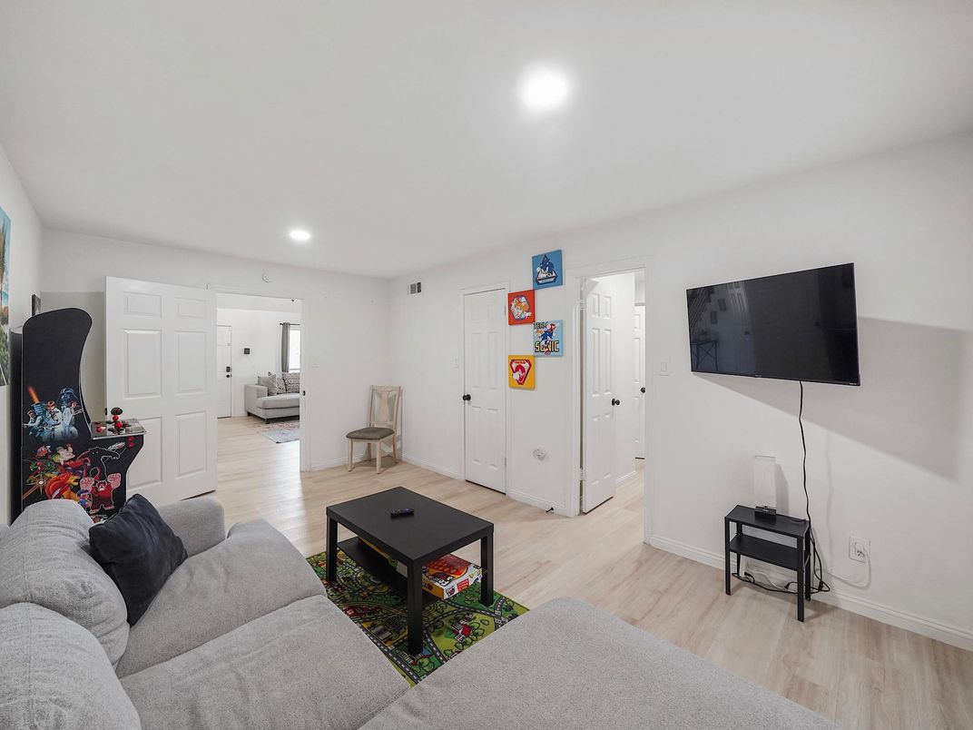 Interior, Living room, Recessed Lighting, Wood Texture Flooring