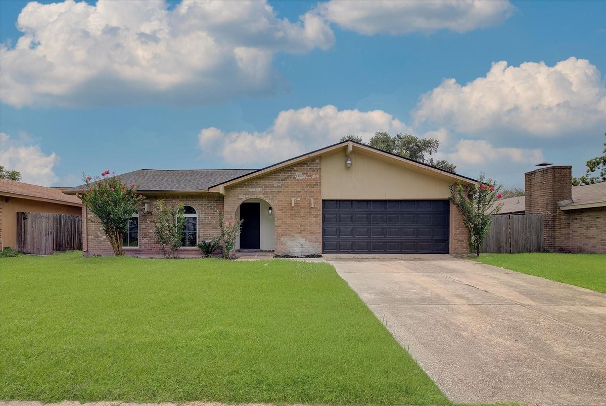 Attached, Exterior, Facade, Brick Facade, Ranch