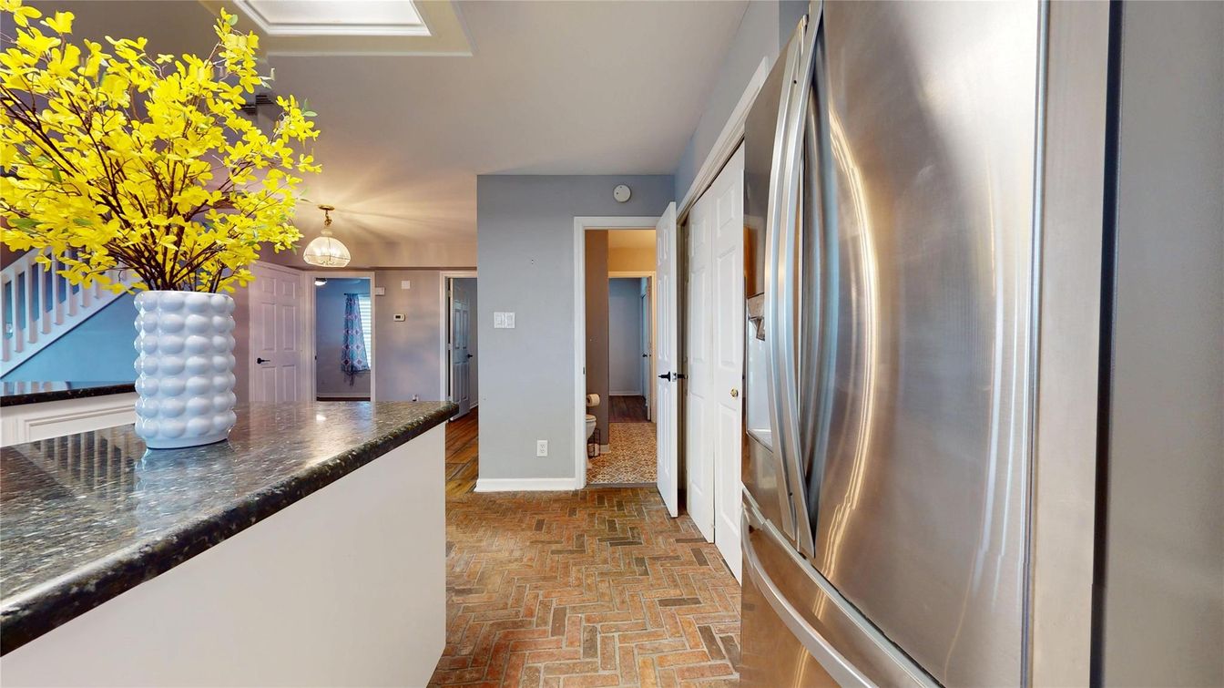 Interior, Stainless Steel Appliances