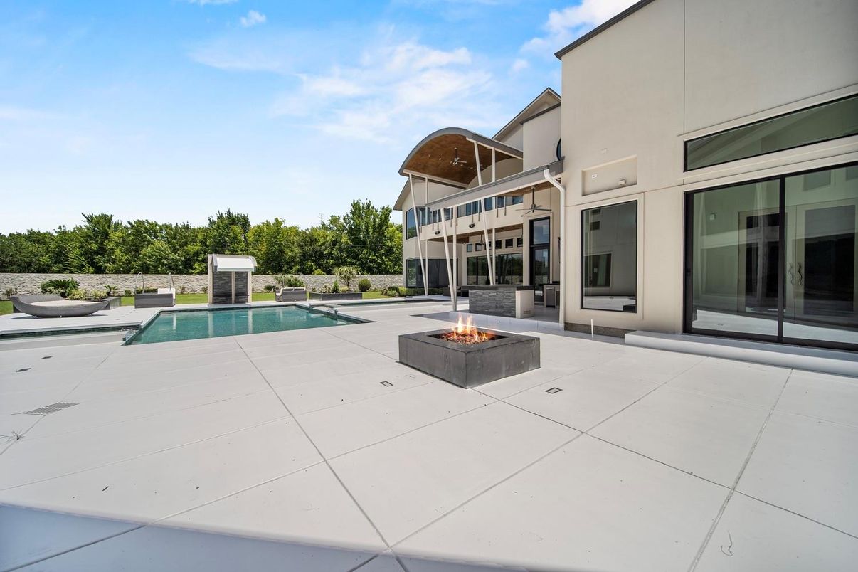Exterior, Pool