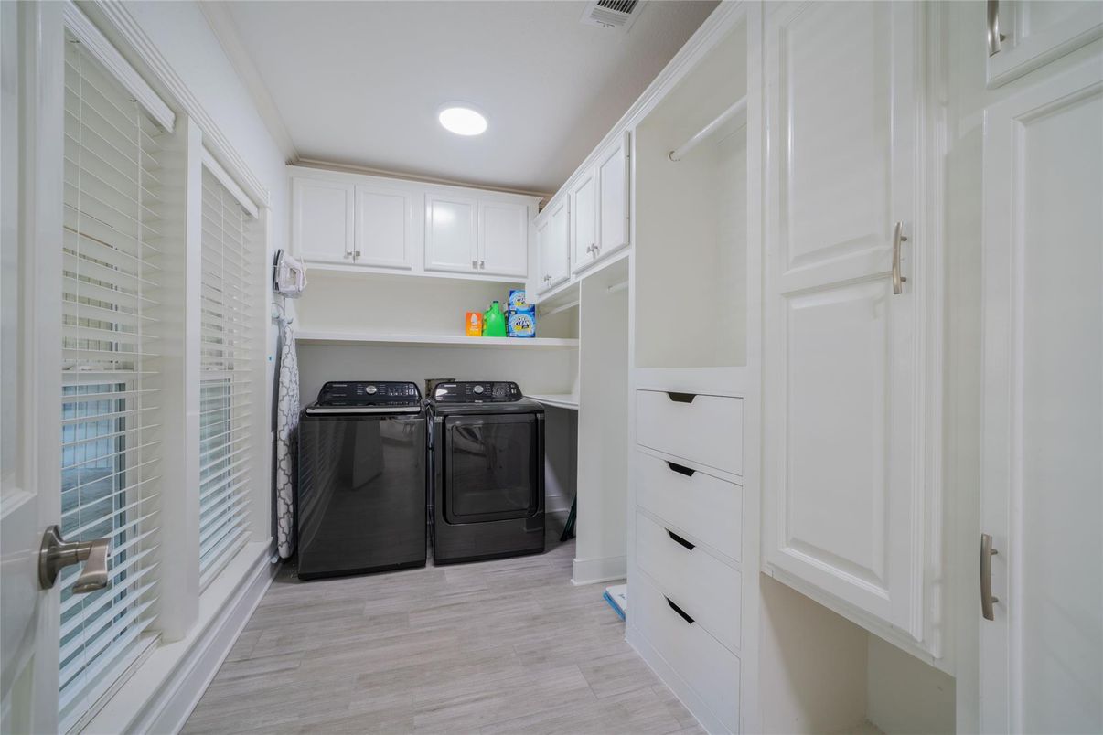 Interior, Recessed Lighting, Washer, Wood Texture Flooring