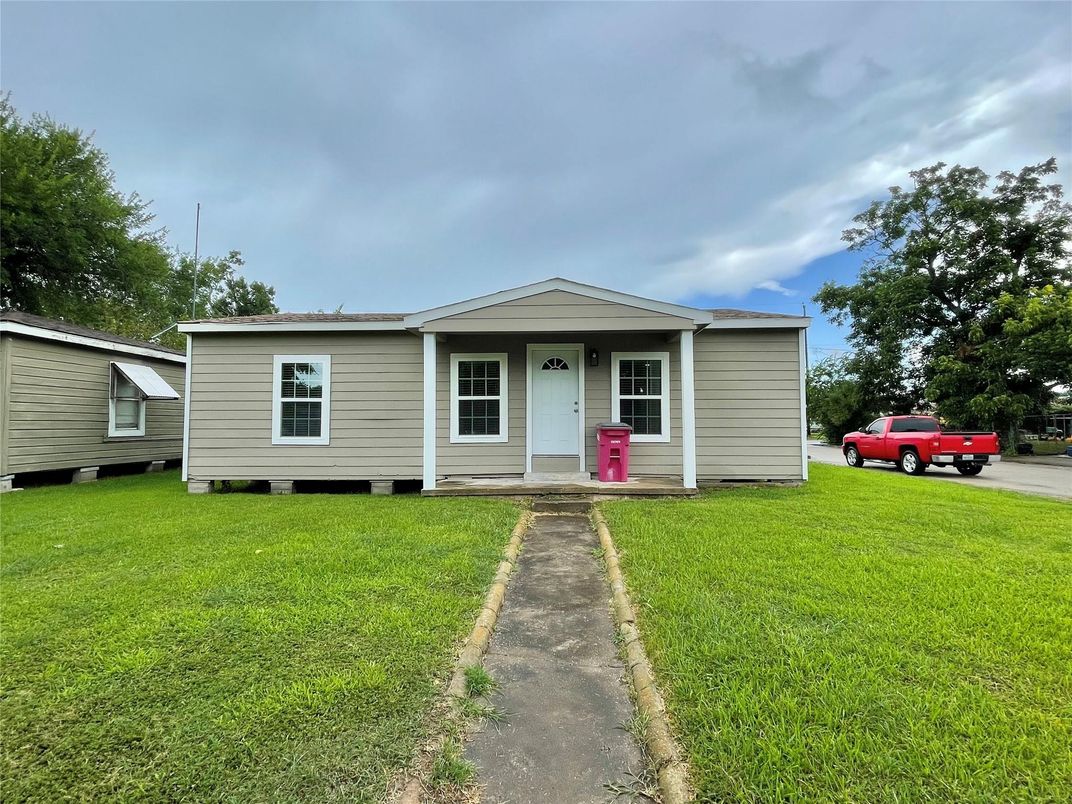 Exterior, Facade, Ranch