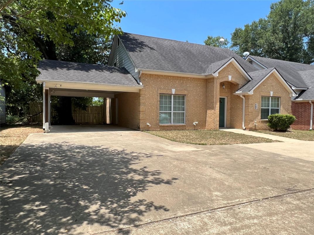 Attached, Exterior, Facade, Brick Facade, Ranch