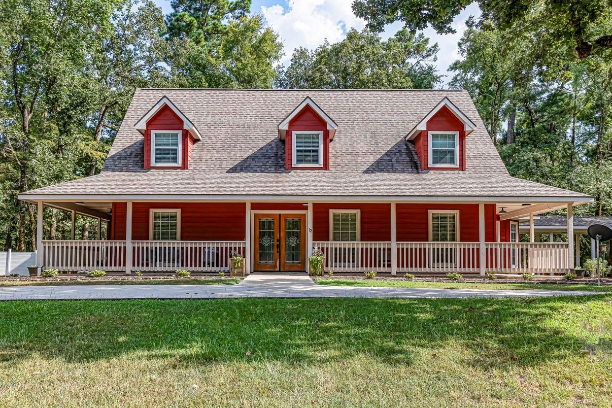 Exterior, Facade, Log Home