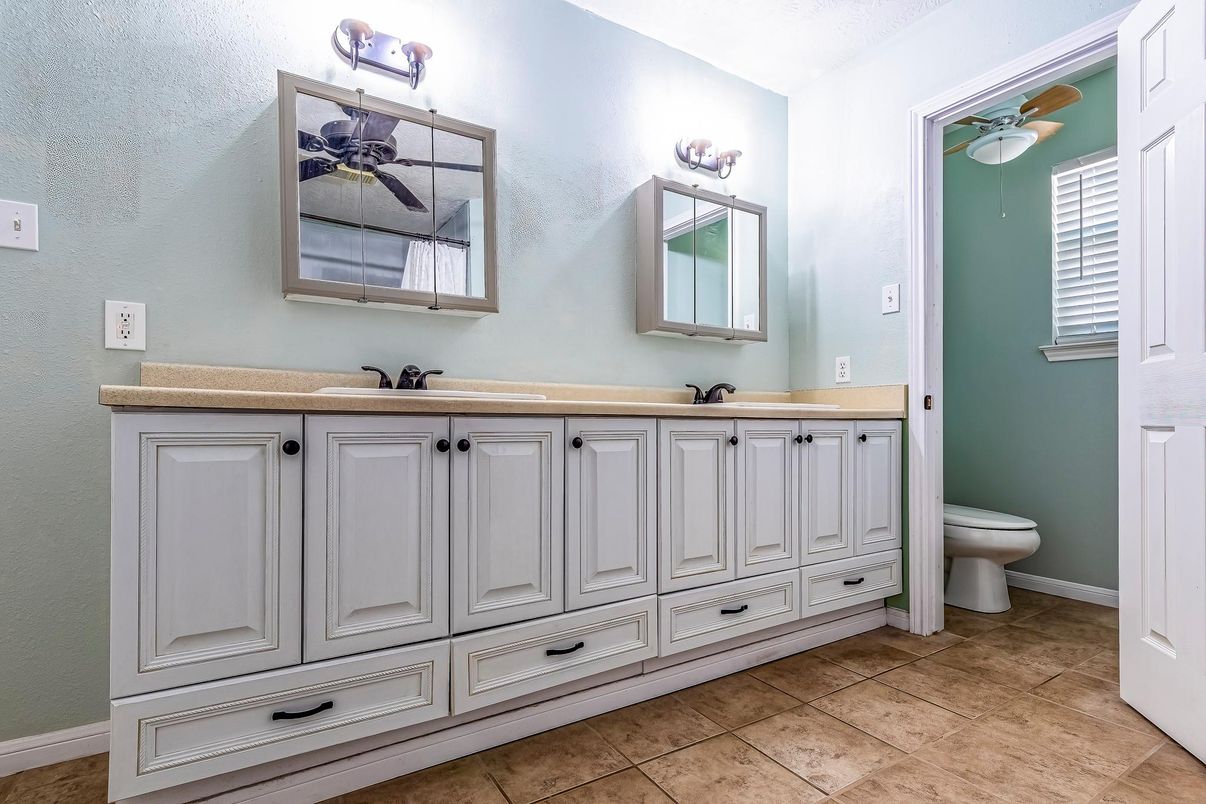 Bathroom, Dual Sink Vanities, Interior