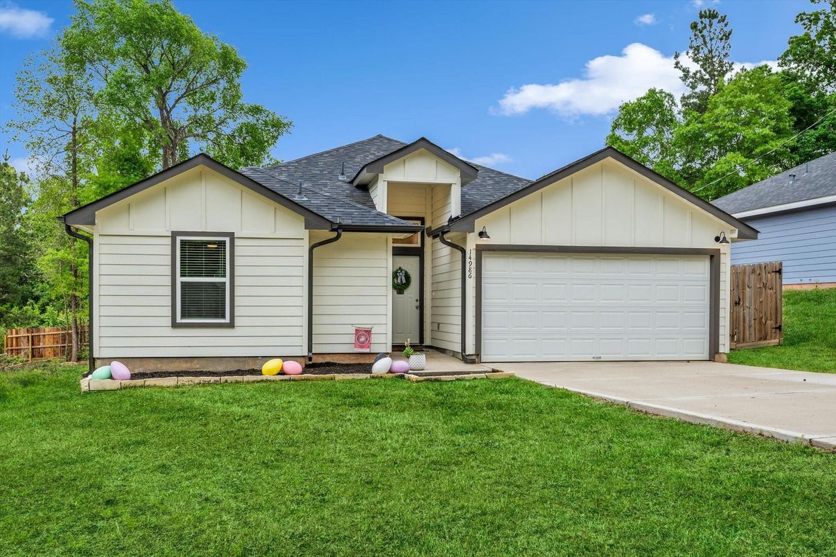 Attached, Exterior, Facade, Farmhouse