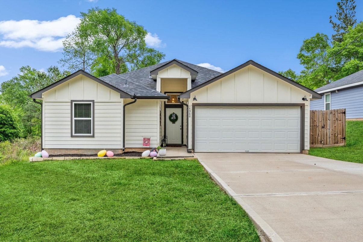 Attached, Exterior, Facade, Ranch