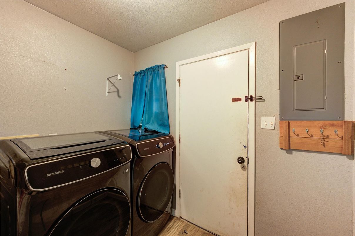Interior, Washer, Wood Texture Flooring