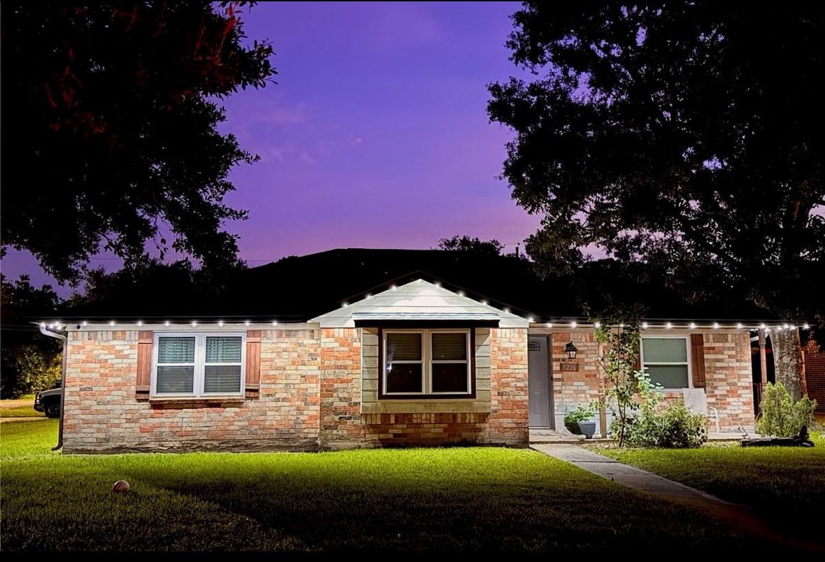 Exterior, Facade, Brick Facade, Ranch
