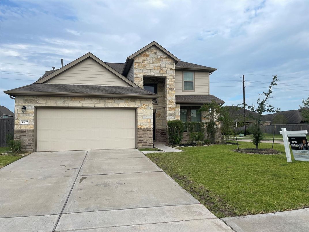 Attached, Exterior, Facade, Brick Traditional