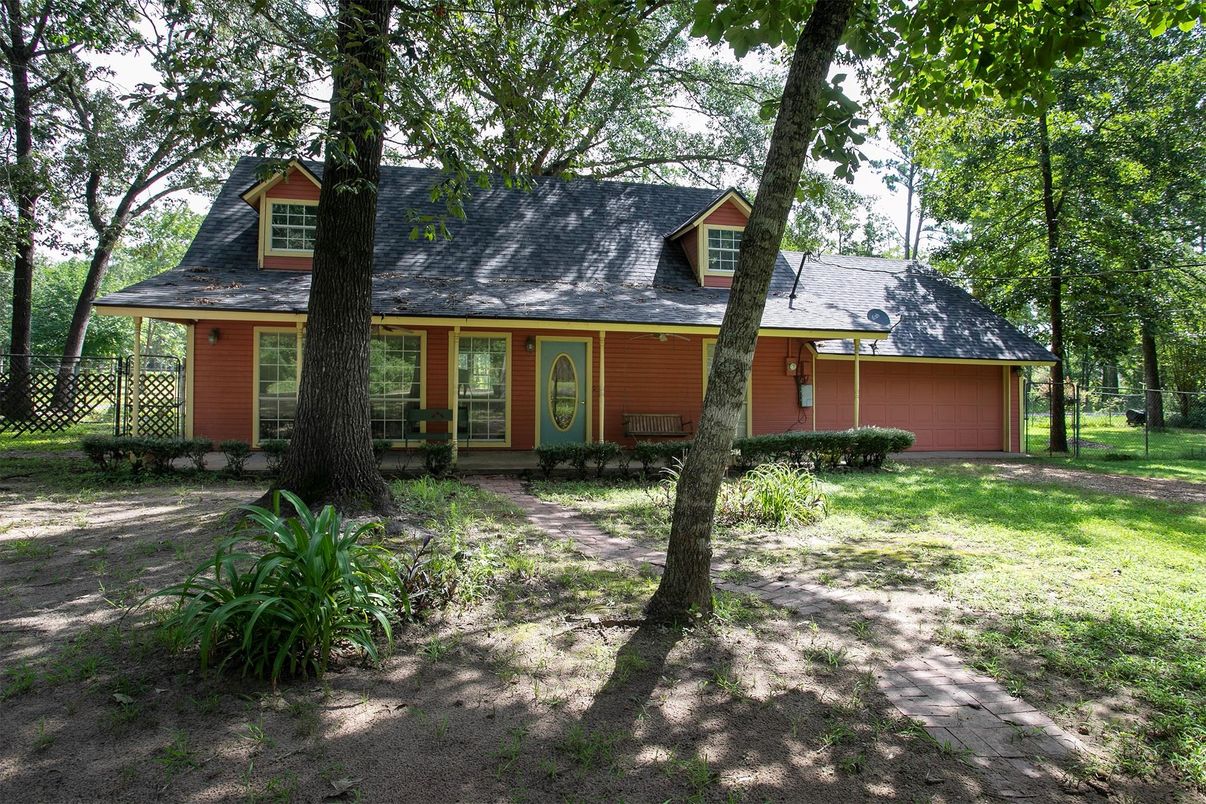 Attached, Exterior, Facade, Cape Cod